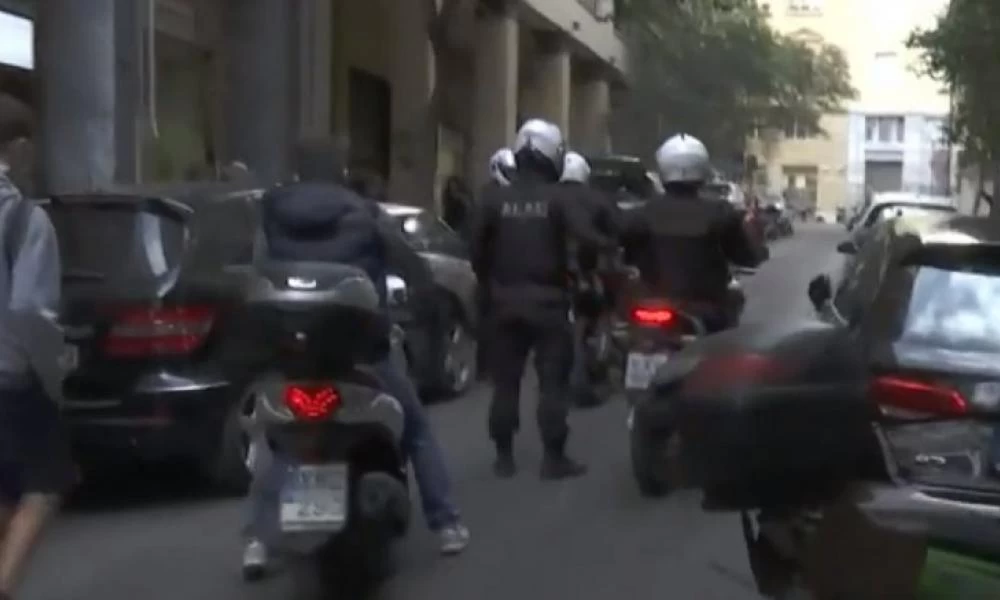 Επέμβαση της αστυνομίας για τον συνωστισμό στη ΔΕΗ